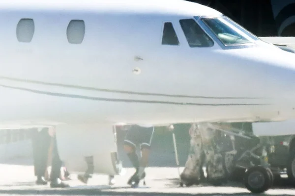 De muletas, Neymar se despede de Brasília em jatinho particular