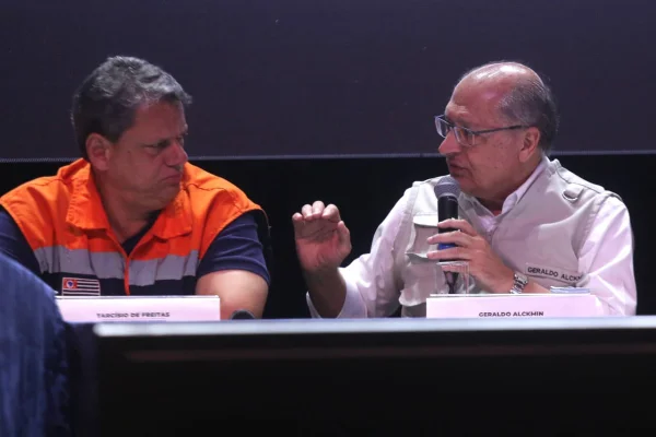 Tarcísio de Freitas e Geraldo Alckmin em reunião em São Sebastião
