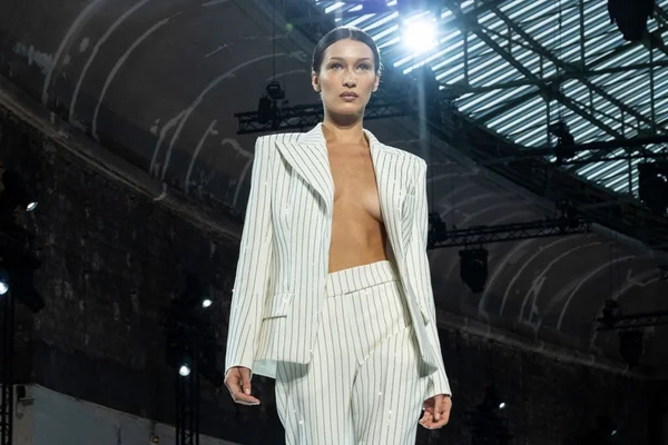 Blazer sem camisa acrescenta poder aos terninhos femininos