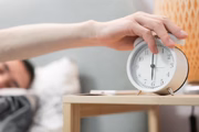 1. Crie uma rotina: procure deitar e levantar nos mesmos horários todos os dias, mesmo nos feriados e fins de semana 1. Crie uma rotina: procure deitar e levantar nos mesmos horários todos os dias, mesmo nos feriados e fins de semana