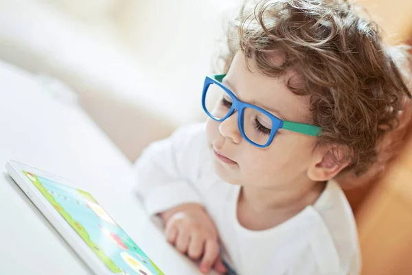 Aplicativo educacional ajuda crianças de 2 a 8 anos a aprender inglês