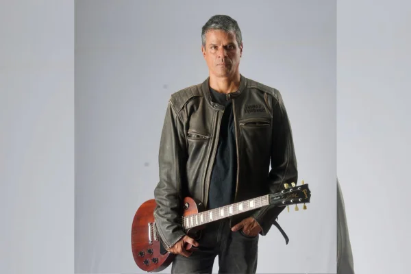 Imagem colorida de Bruno Dourado, ex-Natiruts que cantará na Vila do Metrópoles Endurance