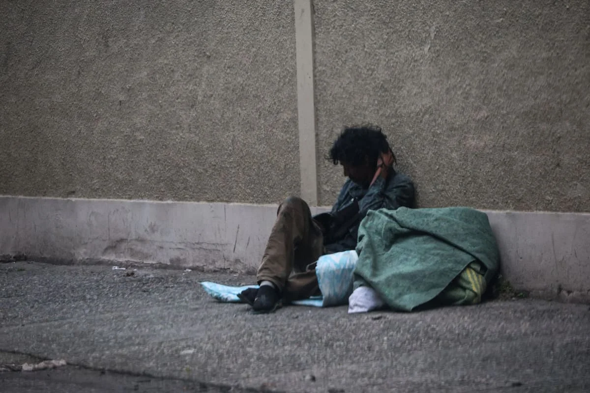 Morador de rua sentado no centro de SP Morador de rua sentado no centro de SP