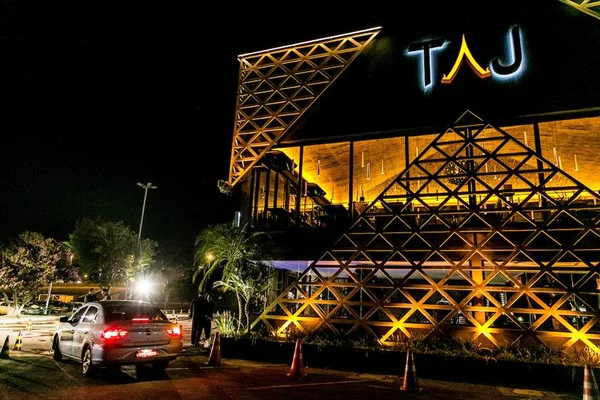 Noite de inauguração do TAJ Bar, à beira-lago, reúne público vip