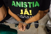 Manifestantes usaram correntes para simbolizar o que classificam como prisão política