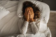 Dormir sem escovar os dentes favorece a formação de placa bacteriana Dormir sem escovar os dentes favorece a formação de placa bacteriana
