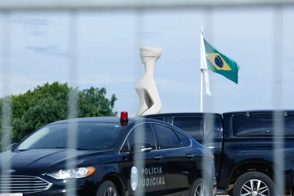 Viaturas da Polícia Judicial fazem a segurança do prédio do STF no primeiro dia pós-eleição, evitando possíveis articulações contra o TSE e o STF de apoiadores do candidato derrotado, Bolsonaro. Na foto, grades cercam o palácio - Metrópoles