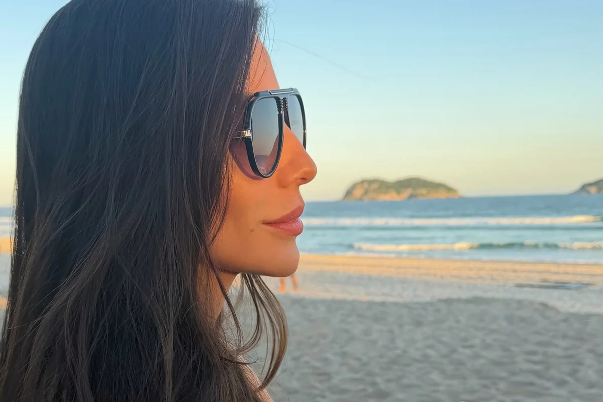 Anamara posa de óculos escuros e cabelos soltos na praia Anamara posa de óculos escuros e cabelos soltos na praia