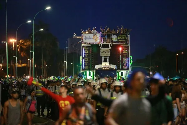 Raparigueiros e Baratona reúnem milhares de foliões no Eixo Monumental