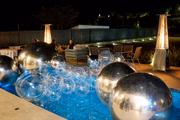 Piscina adornada com os balões gigantes 