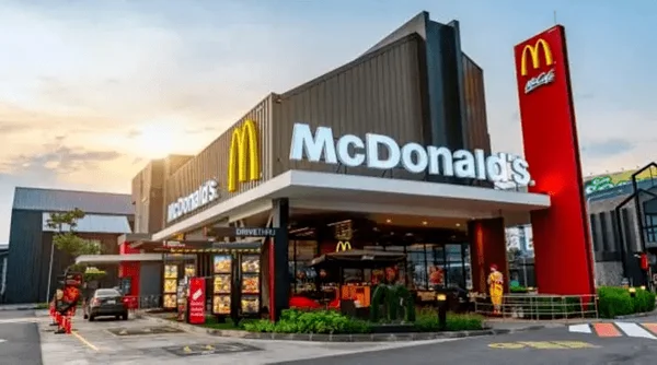 Fotografia colorida de divulgação de uma franquia do McDonald's