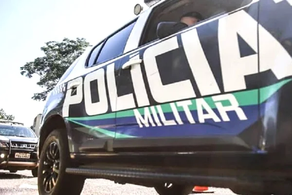 Imagem colorida de viaturas da Polícia Militar