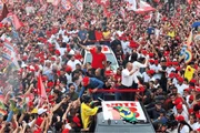 Lula se aproxima de apoiadores na Avenida Paulista.