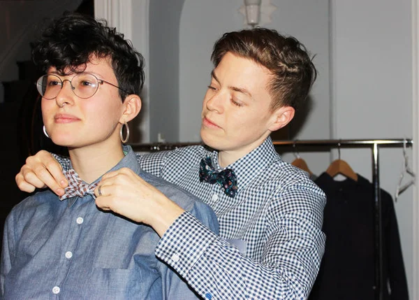 Marca norte-americana cria coleção de camisas para mulheres que gostam de se vestir com roupas masculinas