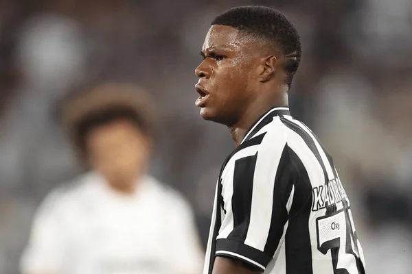 Kadir, jogador do Botafogo, comemora gol da vitória sobre o Santos
