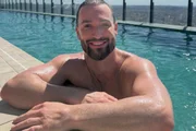 Diego Hypolito posa sorridente ao curtir a piscina durante uma folga
