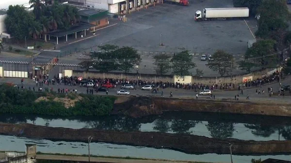 Desempregados se aglomeram em fila quilométrica para tentar vaga em mercado