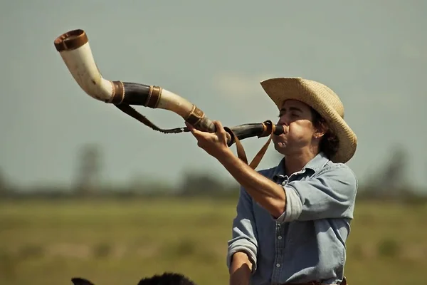 Jove desafina berrante em Pantanal
