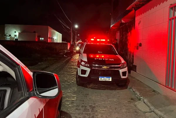 Imagem colorida de carros da polícia - Metrópoles