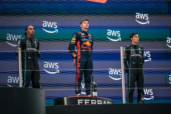 Verstappen vence GP da Espanha e Mercedes faz dobradinha no pódio