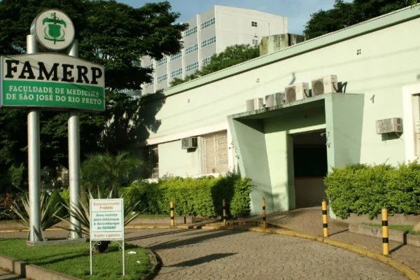 Alunos de faculdade no interior de SP cobram falsa taxa de calouros