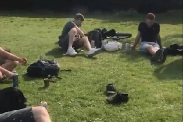 Coronavírus: revoltada, enfermeira confronta jovens em parque