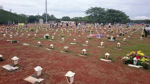 Apesar da chuva, 300 mil devem visitar o Campo da Esperança nesta segunda