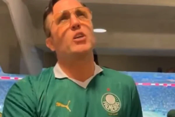 Foto de Chael Sonnen com a camisa do Palmeiras - Metrópoles