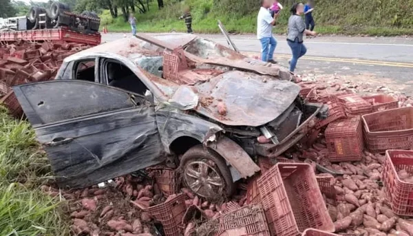 Caminhão com batata-doce tomba e carga atinge dois carros em SP