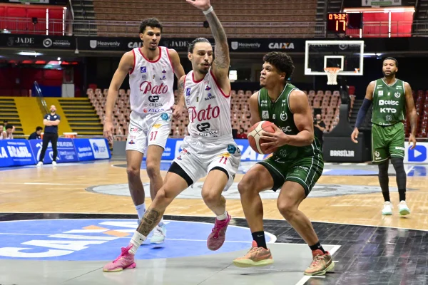 Jogo com viradas entre Pato Basquete e União Corinthians no Torneio Abertura NBB