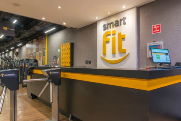 Imagem colorida de entrada de unidade da Smart Fit em São Paulo. - Metrópoles