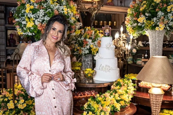 Vanessa Mendes comemora aniversário com sunset em sua chácara