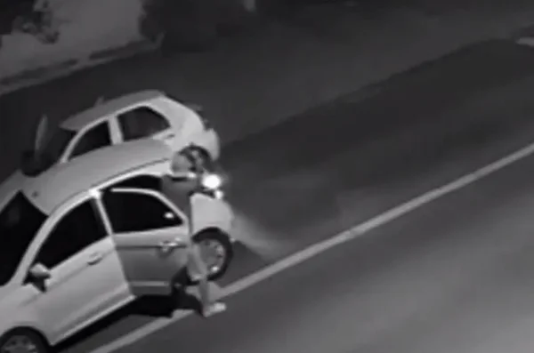 Câmera de segurança registra momento do atentado a carro que terminou com morte de casal e duas crianças no bairro Portão