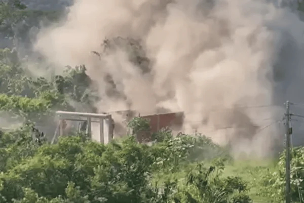 Imagem colorida de uma casa em construção ilegal sendo explodida pelos policiais - Metrópoles