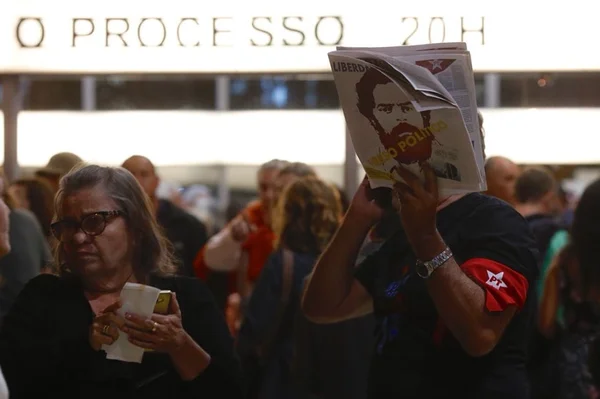 Ato por Lula livre e em apoio a Dilma precede exibição de O Processo