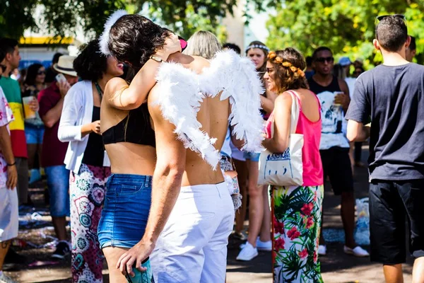 Campanhas feministas ensinam a paquerar no carnaval sem assediar