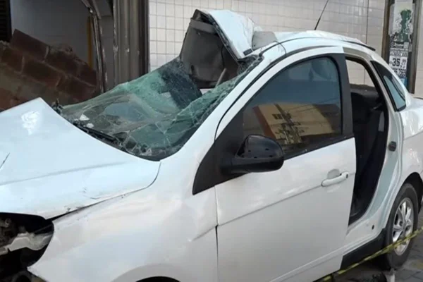 Imagem coloirda de carro apóa a batida - Metrópoles