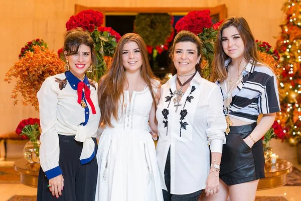 Valéria Leão celebra 51 anos cercada por amigas e família