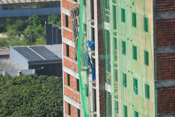 Imagem colorida de um operador de obra sendo resgatado de um balancim que pendeu - Metrópoles