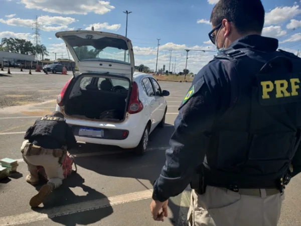 policiais rodoviários federais fazendo apreensão