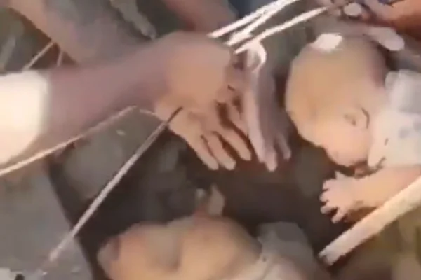 Bebê de seis meses é resgatado sob escombros na Colômbia