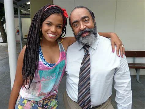 Sol (Jeniffer Nascimento) e Simplício (Ademir de Souza), em Malhação