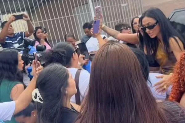 Irmã de Deolane dá notas de R$ 100 à fã que está na porta do presídio