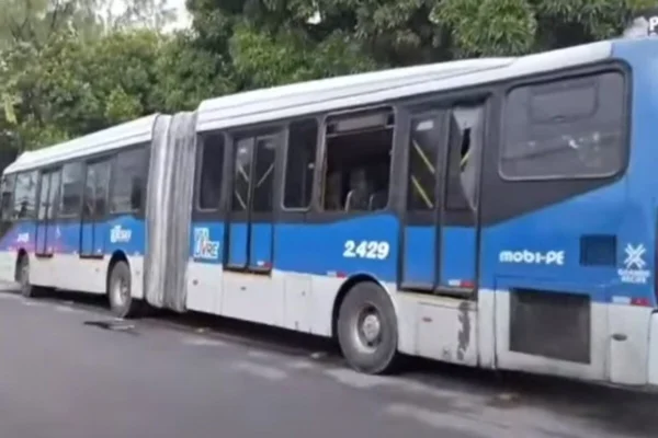 Imagem colorida do ônibus BRT _ Metrópoles
