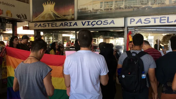 Grupo protesta na Rodoviária contra agressão a transexual
