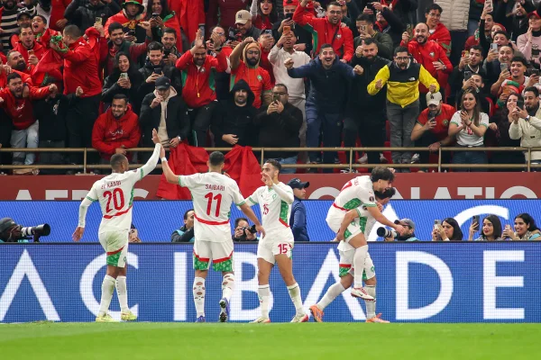 Jogadores marroquinos comemorando gol diante da Zâmbia na Copa Africana de Nações
