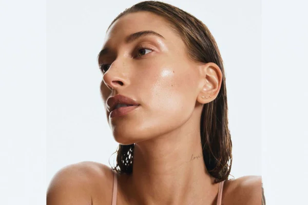 Foto colorida. Hailey Bieber