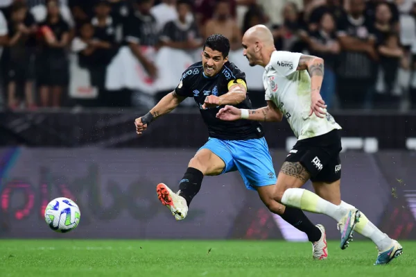 Imagem mostra jogadores de Grêmio e Corinthians - Metrópoles