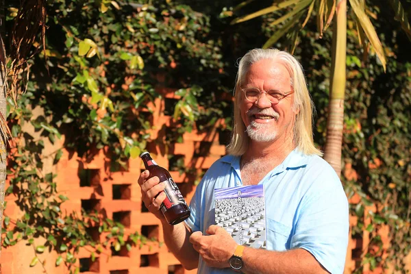 O poeta Nicolas Behr dá nome a prêmio literário