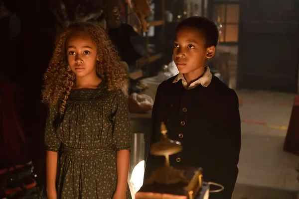 Keira Chansa e Jordan A. Nash em cena de Alice e Peter: Onde Nascem os Sonhos
